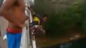 Brazilian guy jumps of the bridge
