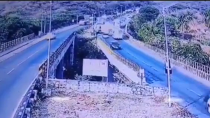India - Truck Crushes Car then Falls Off Bridge leaving 4 Dead