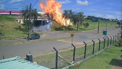 Tanker truck explodes and driver jumps out of burning cabin